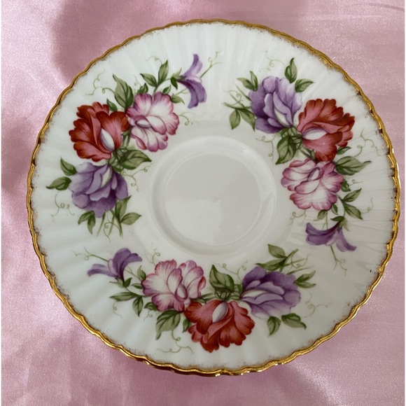 EUC VTG PARAGON SCALLOPED FLORAL BONE CHINA FOOTED TEACUP AND SAUCER - Picture 10 of 12